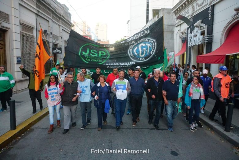 Cientos de personas se manifestaron por las calles de la ciudad en rechazo a las medidas de ajuste del Gobierno nacional