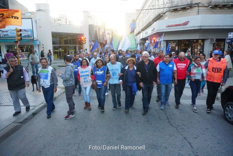 Cientos de personas se manifestaron por las calles de la ciudad en rechazo a las medidas de ajuste del Gobierno nacional