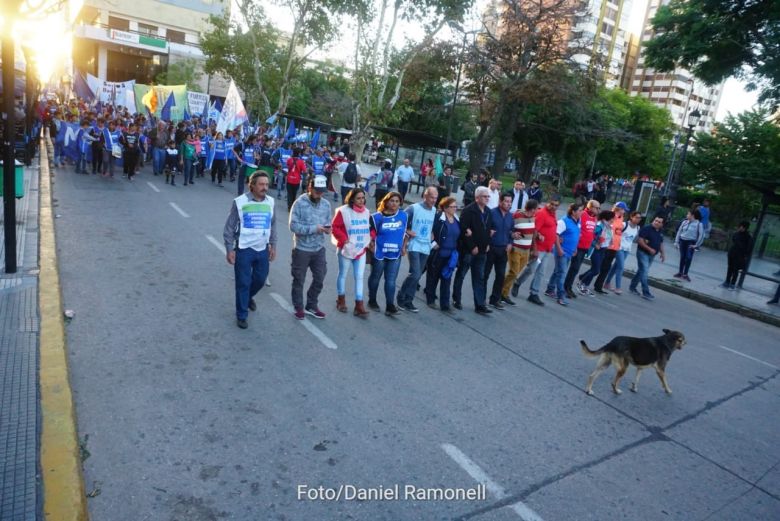 Cientos de personas se manifestaron por las calles de la ciudad en rechazo a las medidas de ajuste del Gobierno nacional