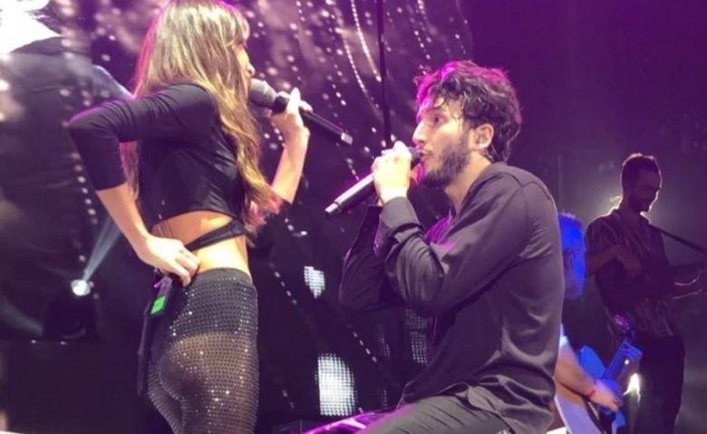 Noche de pasión en el Luna Park: Sebastián Yatra besó a Tini Stoessel en su debut en Buenos Aires