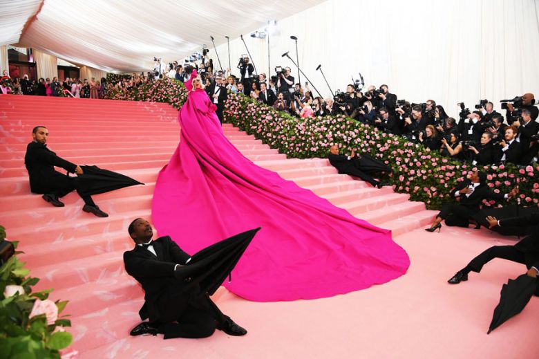 Lady Gaga o cómo llevar cuatro vestidos en una misma alfombra roja