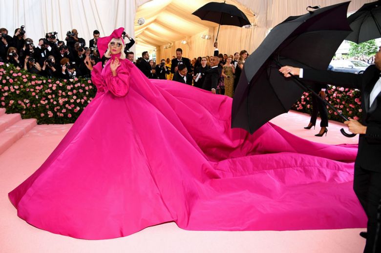 Lady Gaga o cómo llevar cuatro vestidos en una misma alfombra roja