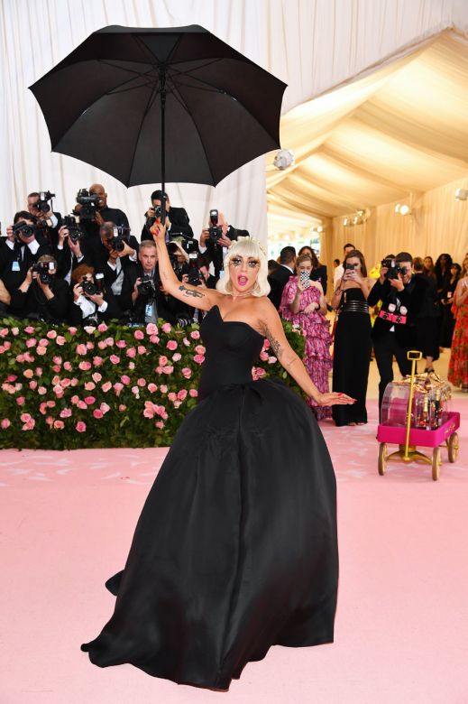 Lady Gaga o cómo llevar cuatro vestidos en una misma alfombra roja