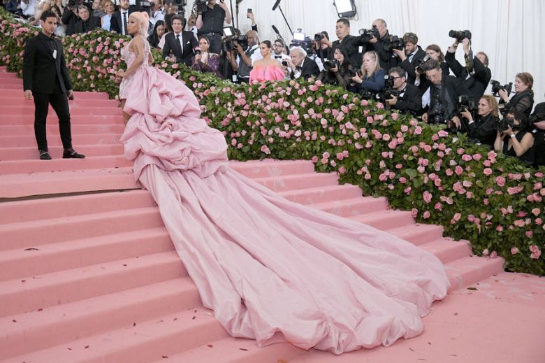 Las celebridades rinden homenaje a la estética camp en la gala Met 2019