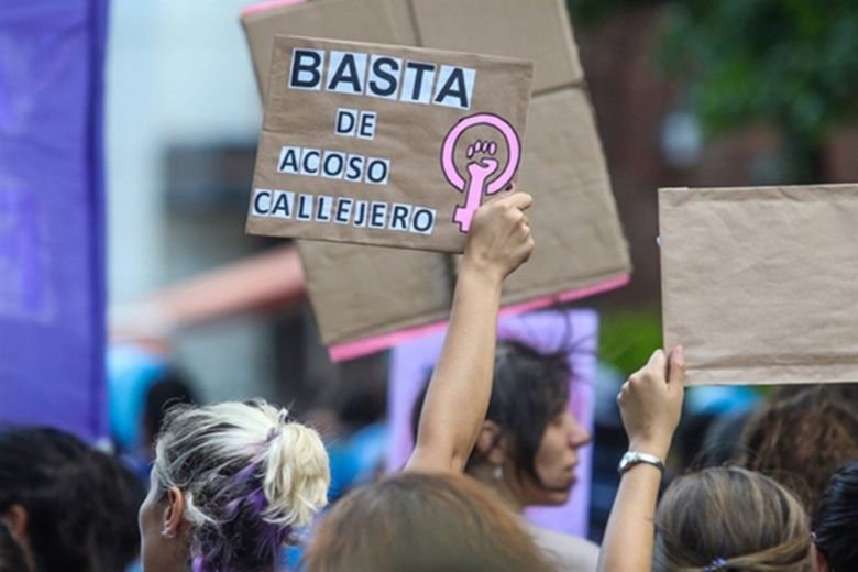 El Gobierno promulgó este miércoles la ley que prohíbe el acoso callejero