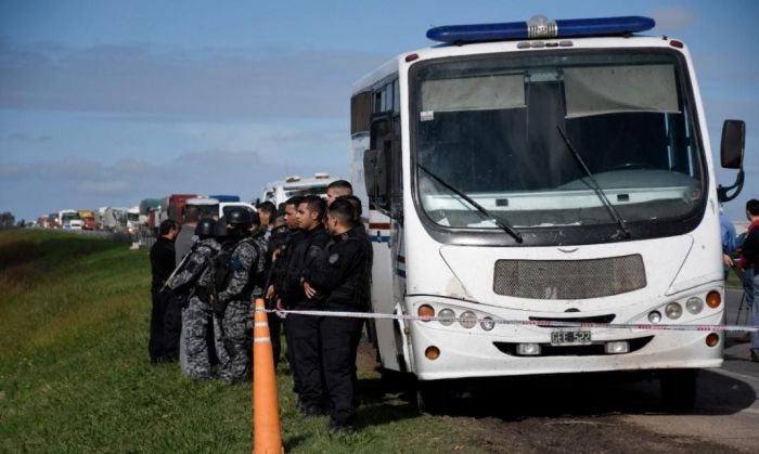 Emboscada de película en Santa Fe: se escaparon 9 presos de un colectivo