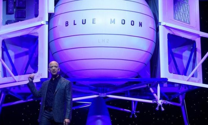 Bezos, el hombre más rico del mundo, puso la mira en la Luna