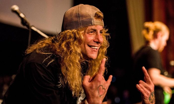 Hospitalizado el exbatería de Guns N’ Roses, Steven Adler, por apuñalarse el estómago