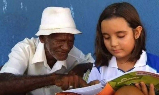 La nena que le enseña a leer y a escribir al vendedor de helados de su colegio