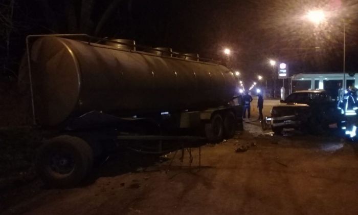 Un joven chocó su camioneta contra un acoplado