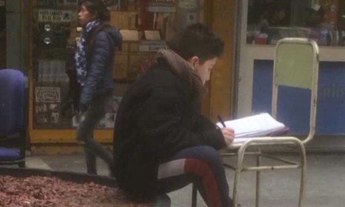 La historia del chico que estudiaba inglés en una peatonal con 4 grados y se sacó un 9.50