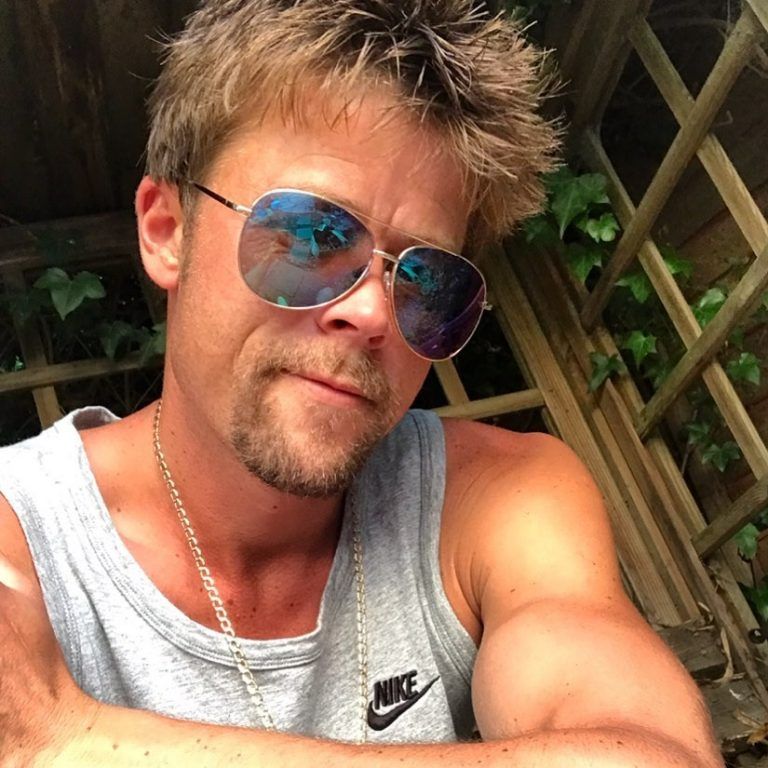 El albañil que sorprende a todos por su gran parecido a Brad Pitt