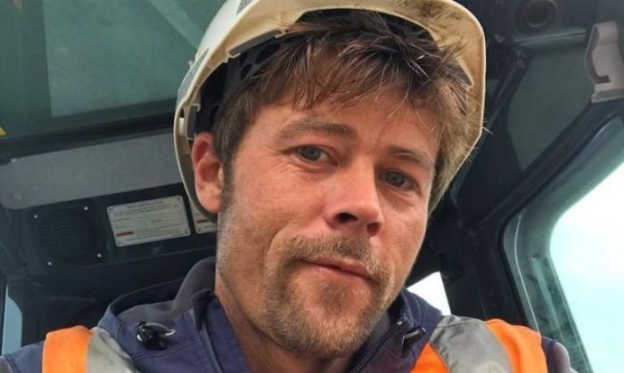 El albañil que sorprende a todos por su gran parecido a Brad Pitt