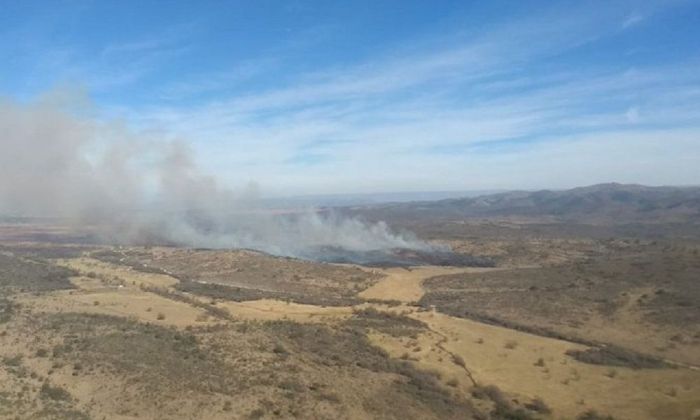 Bomberos, vecinos y aviones hidrantes combatieron un incendio en el sur de Alpa Corral