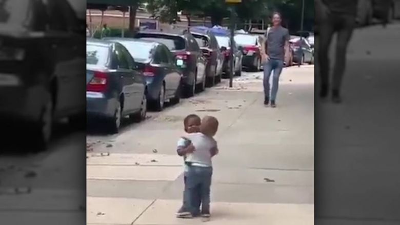 El emotivo abrazo entre dos niños que se volvió viral