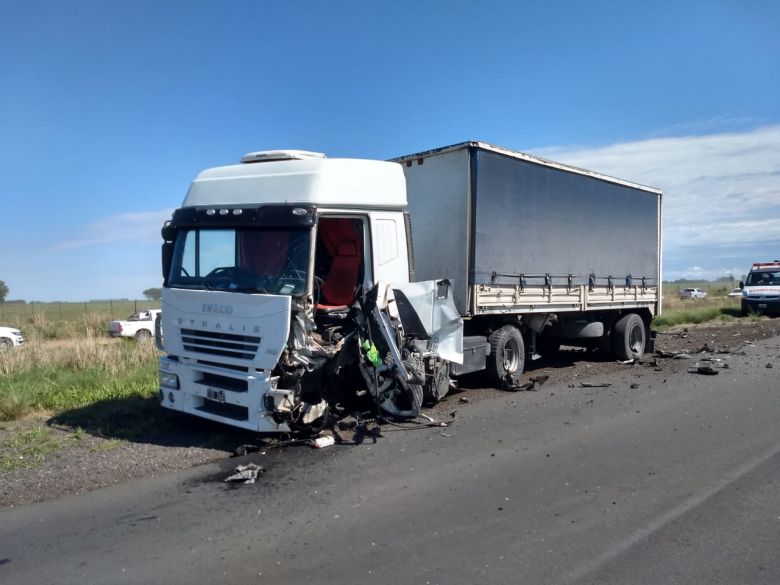 Violento choque y conductor atrapado en la ruta 35, al sur del cruce de Del Campillo