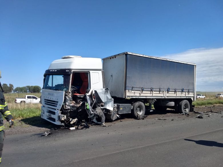 Violento choque y conductor atrapado en la ruta 35, al sur del cruce de Del Campillo