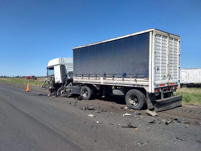 Violento choque y conductor atrapado en la ruta 35, al sur del cruce de Del Campillo