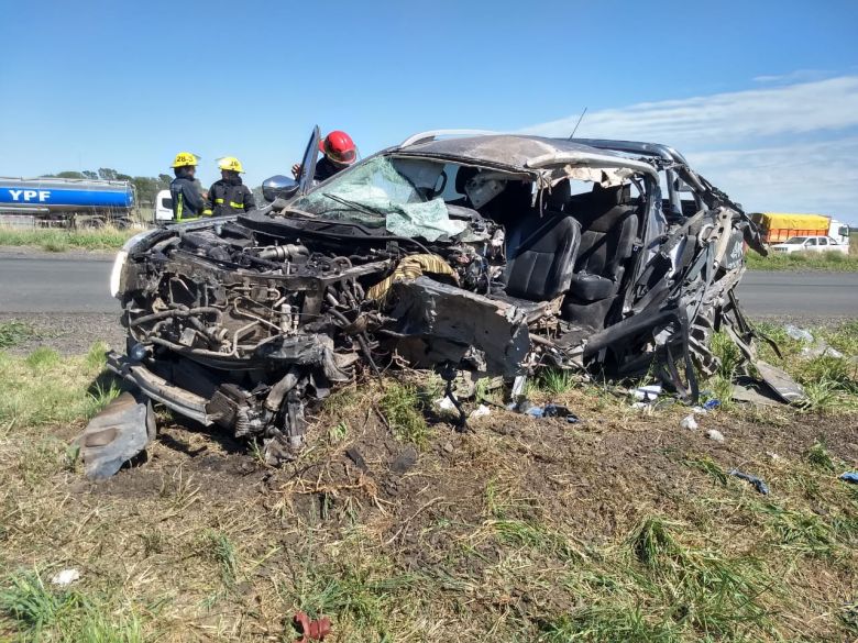 Violento choque y conductor atrapado en la ruta 35, al sur del cruce de Del Campillo