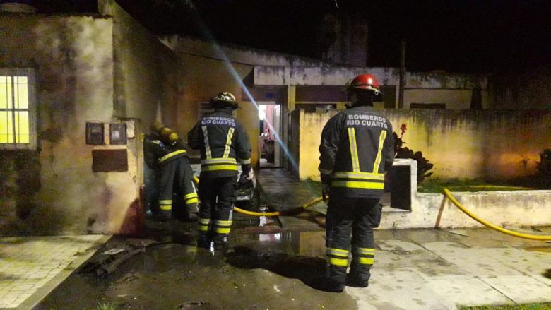 Dos autos se incendiaron en barrio Alberdi 