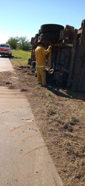 San Basilio: Volcó un camión de carga 