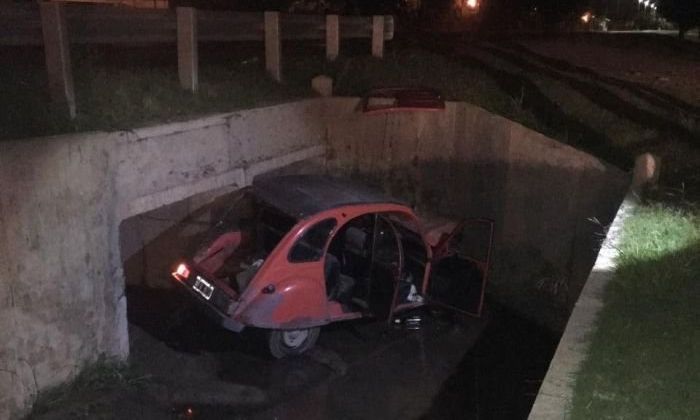 Un Citroen terminó en una alcantarilla 