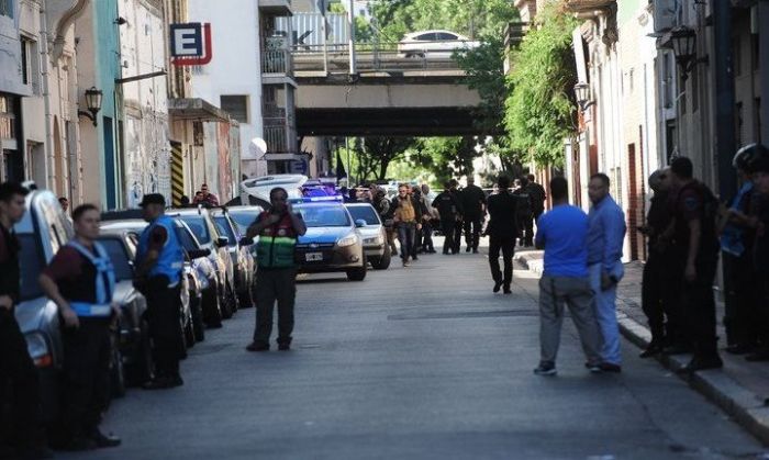 Asalto y toma de rehenes en San Telmo: los dos detenidos estaban escondidos debajo de una cama