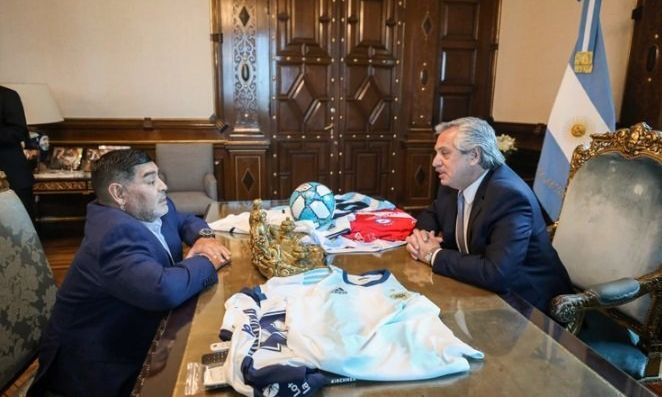 Maradona visitó a Alberto en la Casa Rosada y salió al balcón: "Macri nunca más, que se vaya a vivir a Tailandia"