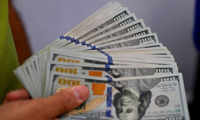 En el debut del impuesto al dólar, el blue llega casi a $80 y se acerca al precio del “solidario”