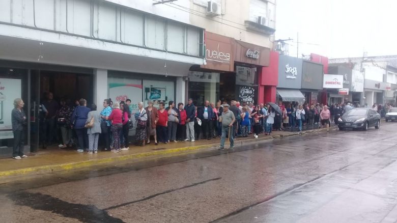 Bajo la lluvia, los jubilados cobraron el bono 