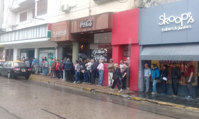 Bajo la lluvia, los jubilados cobraron el bono 