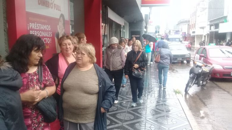 Bajo la lluvia, los jubilados cobraron el bono 