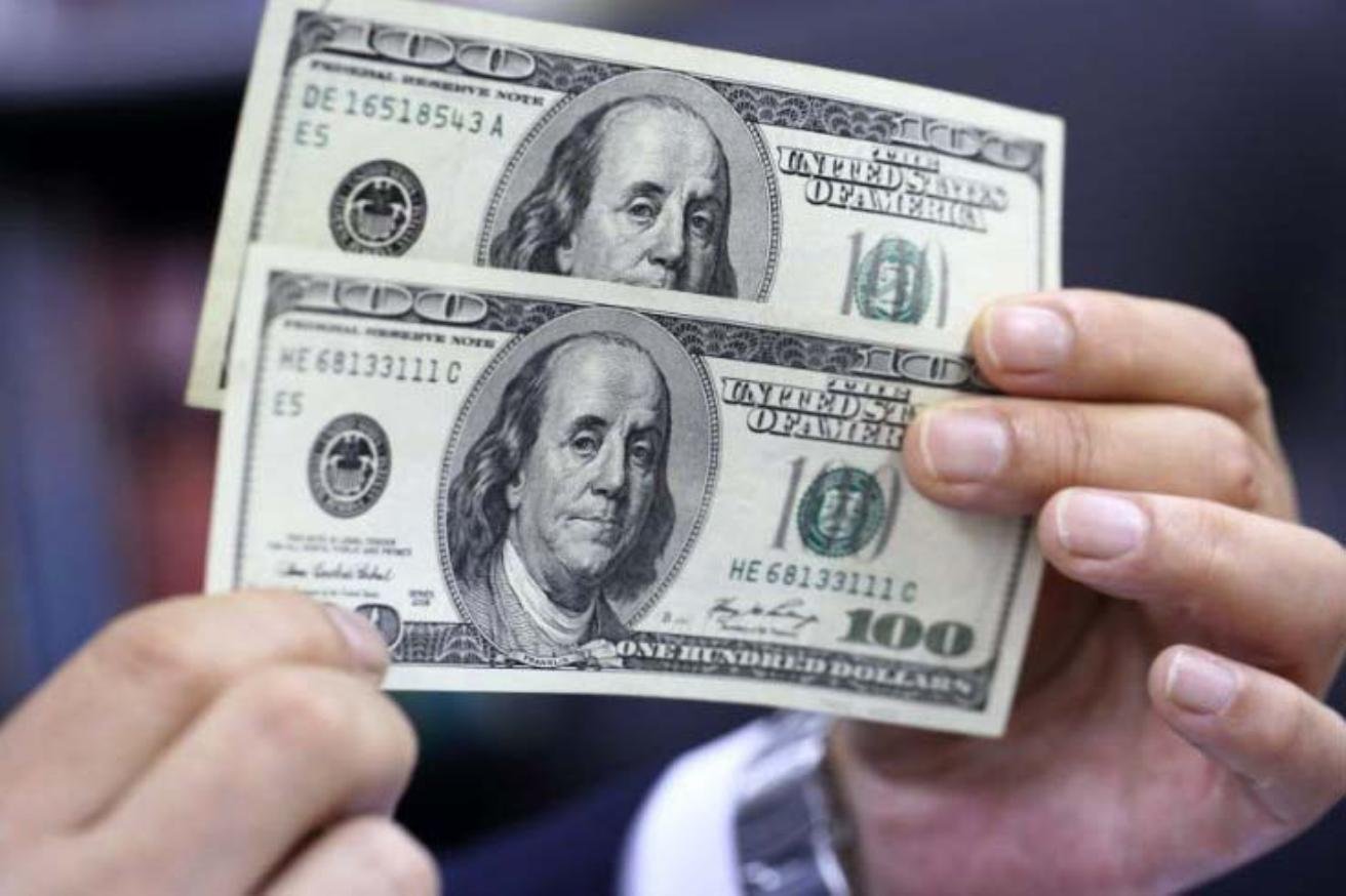 Dólar blue ahora: el billete baja dos pesos y queda en $76,50