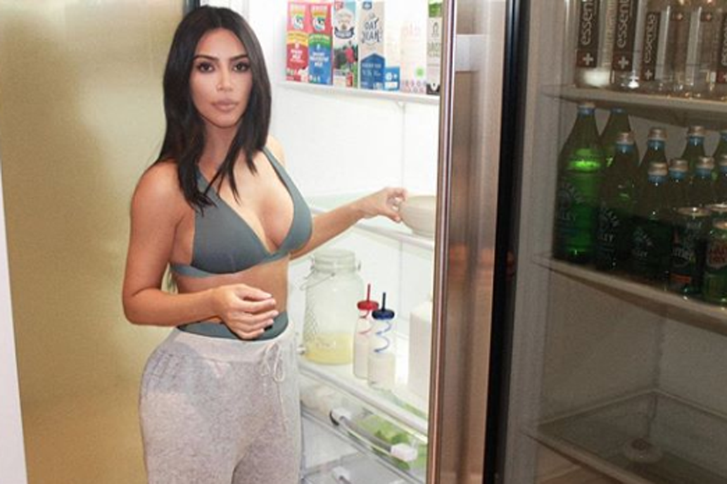 Kim Kardashian shockeó a sus fans con su espectacular cocina de dos pisos con chef incluida