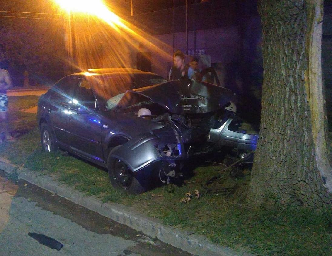 Un auto chocó contra un árbol en Banda Norte 