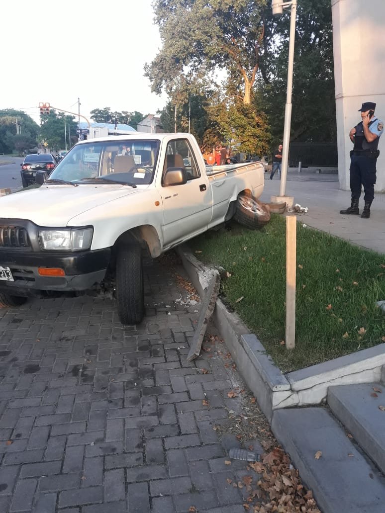 Violento choque de un automóvil contra camioneta estacionada