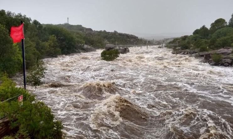 Córdoba: desbordó el río en Mina Clavero y hay evacuados