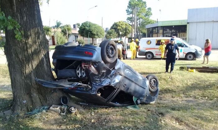 Un auto volcó e impactó contra un árbol