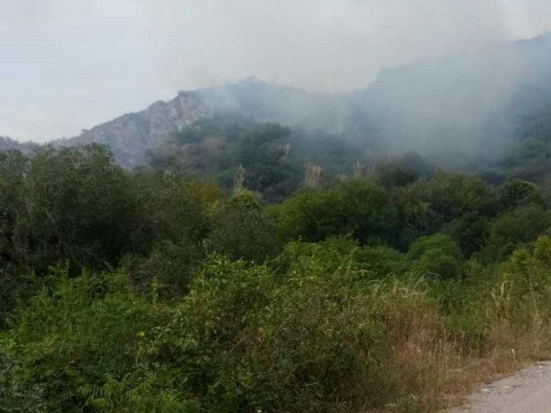 Bomberos combaten un foco de incendio en la zona de Candonga