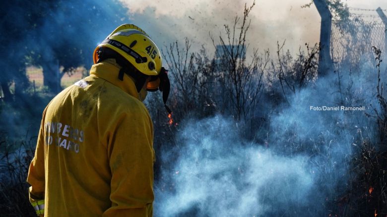  Bomberos sofocan pastizales donde se construye el Colegio Santa Eufrasia