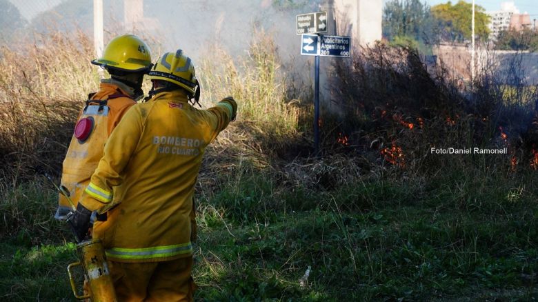  Bomberos sofocan pastizales donde se construye el Colegio Santa Eufrasia