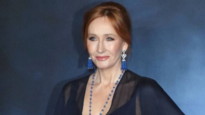 "Feminazi", bruja"... lluvia de críticas a J.K. Rowling por sus comentarios transfóbicos