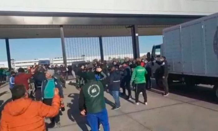 El gremio de Camioneros bloquea los depósitos de Mercado Libre y no hay entregas de productos