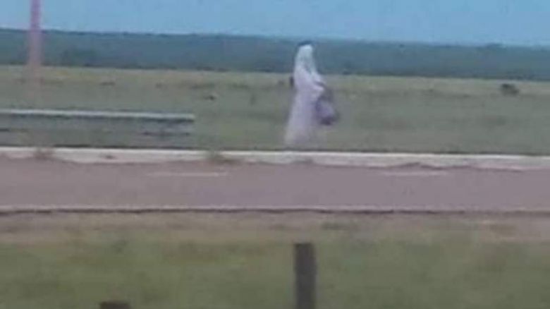 El fantasma de una mujer vestida de novia le hace dedo a los conductores en La Pampa