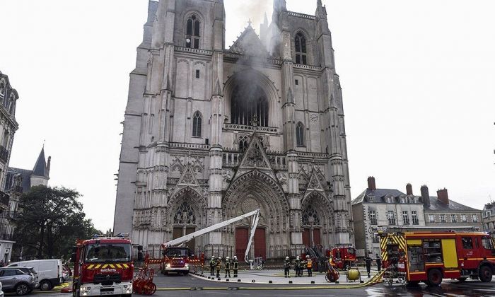 Se incendió la catedral gótica de Nantes y abren una investigación