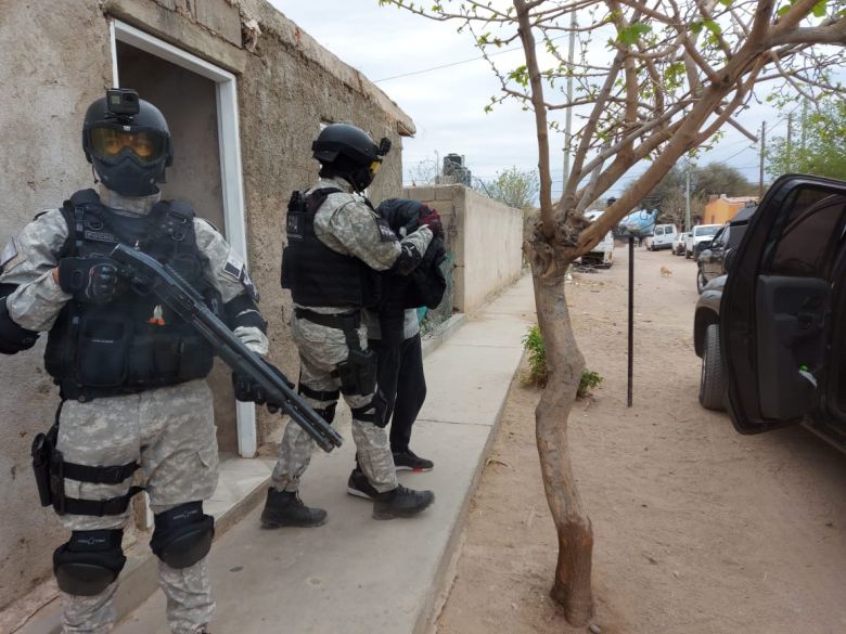 Taxista y agente de policía detenidos por delivery de drogas en Cruz del Eje 