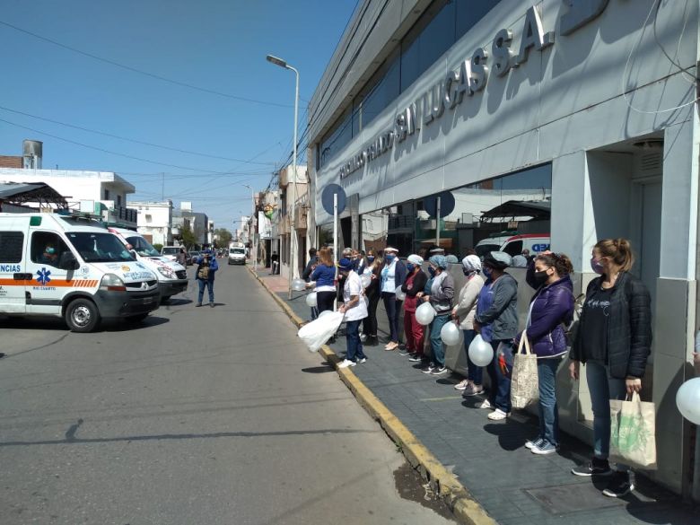 Aplausos en memoria de la enfermera del San Lucas fallecida