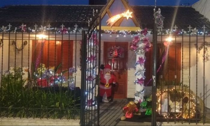 La ganadora del concurso de Frentes y Vidrieras Navideñas dijo que hace 12 años que adorna su casa