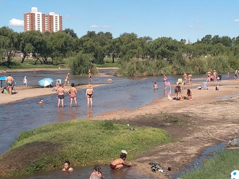 Miles de riocuartenses disfrutaron del río en el día de Navidad