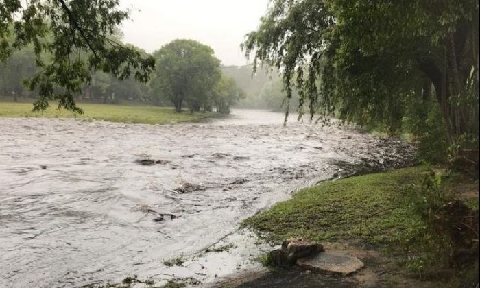 En Alpa Corral creció el río y se tuvo que asistir a algunas viviendas